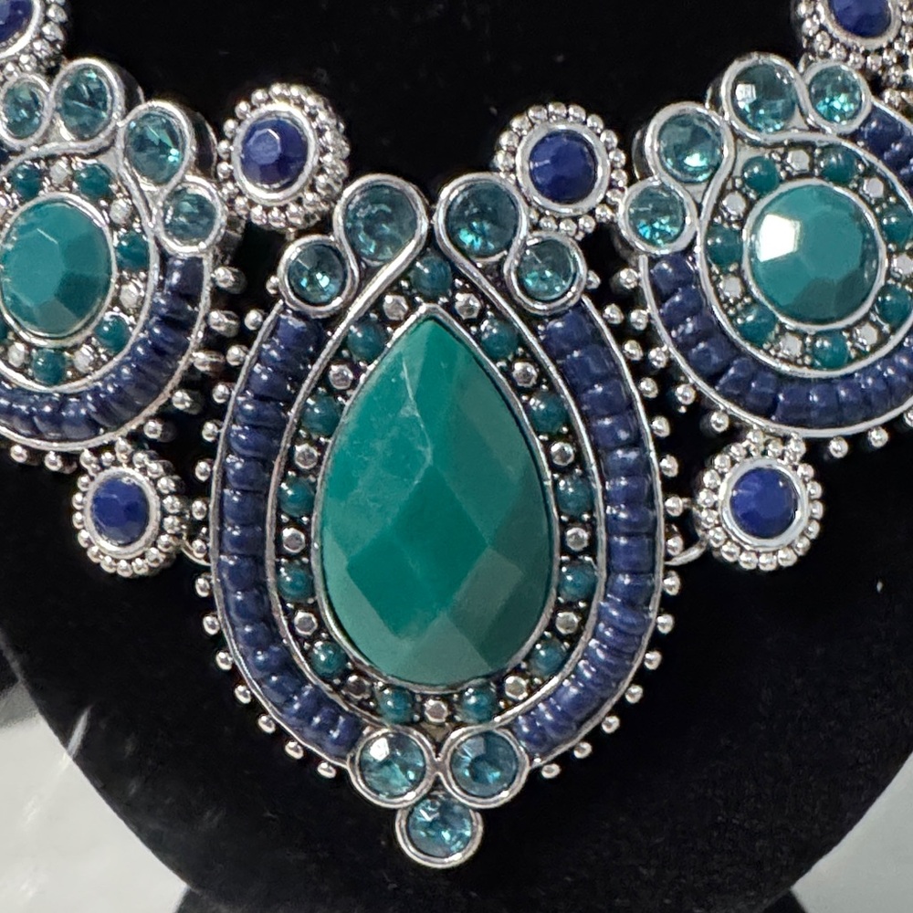 Elegant Green faceted Chalcedony Statement Necklace - Picture 3 of 4